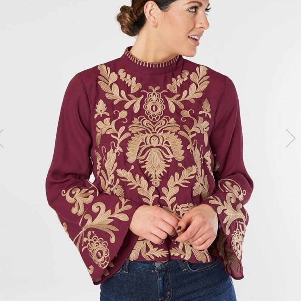 Gimmicks Embroidered Fluted Sleeve Top, size S